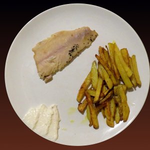 Räucherforelle mit Kartoffelstreifen und Sahnemeerettich.