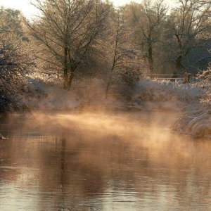 Flussbiegung mit Morgennebel