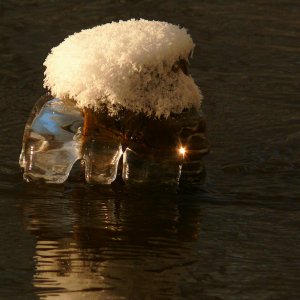 Bizarres Objekt im winterlichen Fluss