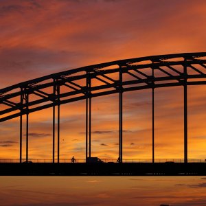 Die Brücke  von  Nijmegen . . . . . .  ! !