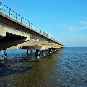 Das Meer und die Brücke.
